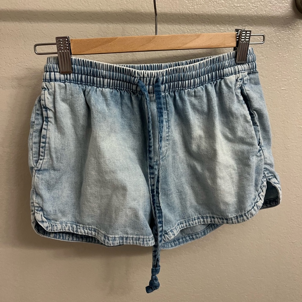 Aerie Faded Light Blue Chambray Shorts! Perfect for summer and the pool/beach